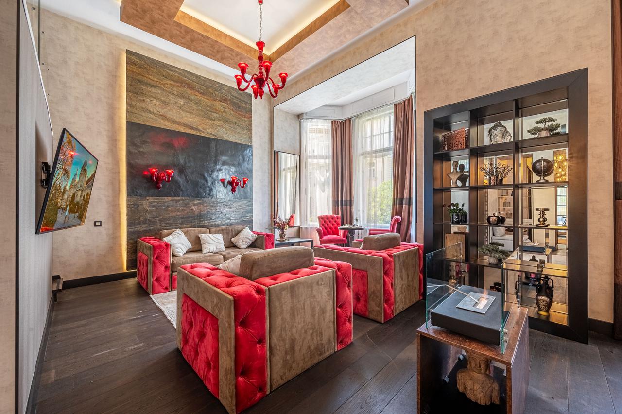 Stunning Luxury Apartment with Parliament Views