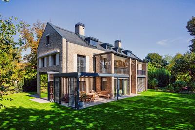 Contemporary Two-Generational Family Villa 