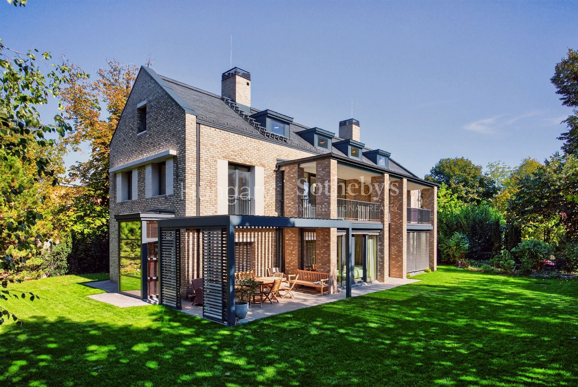 Contemporary Two-Generational Family Villa 